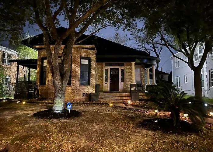 Historic Bungalow Minutes From Museum District, Downtown, Med Center
