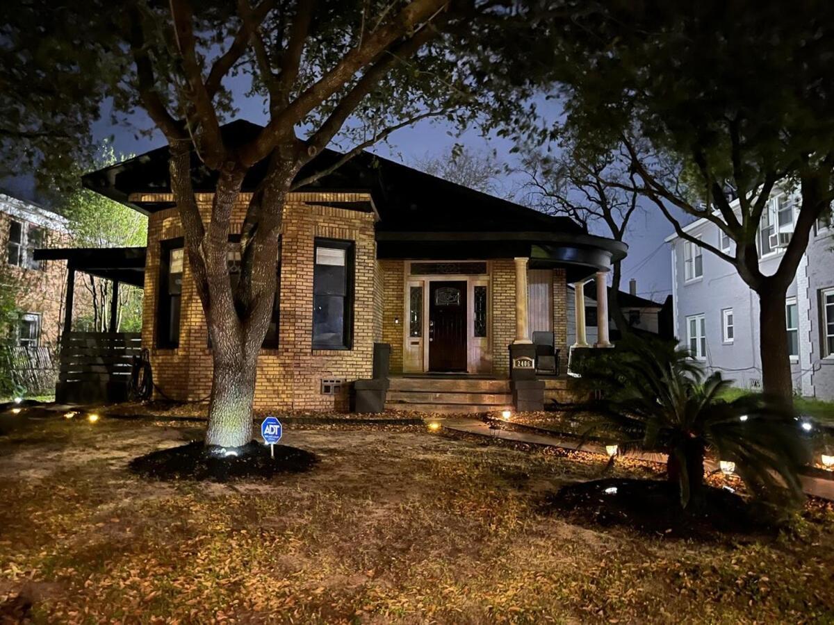 Historic Minutes From Museum District, Downtown, Med Center Holiday home